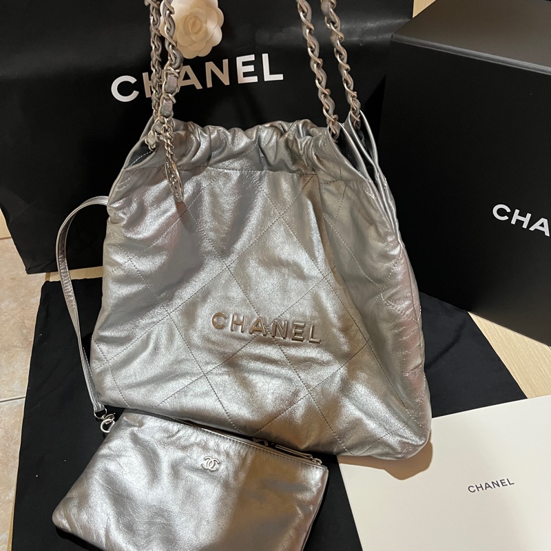 【CHANEL 爆款22 bag 小款 / 淺灰色銀字】-26