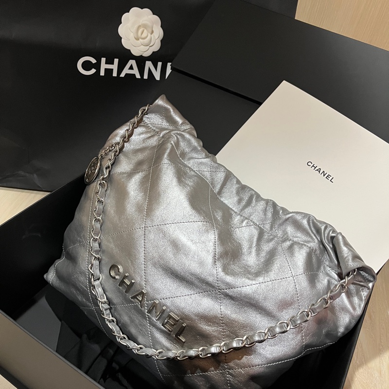【CHANEL 爆款22 bag 小款 / 淺灰色銀字】-27