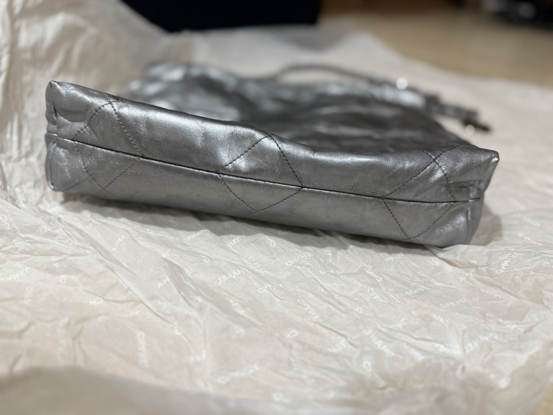 【CHANEL 爆款22 bag 小款 / 淺灰色銀字】-32