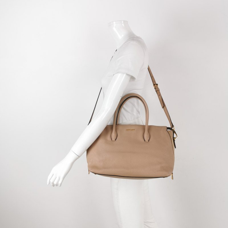 Miu Miu 羊皮 純色 字母 Logo 斜背包-2