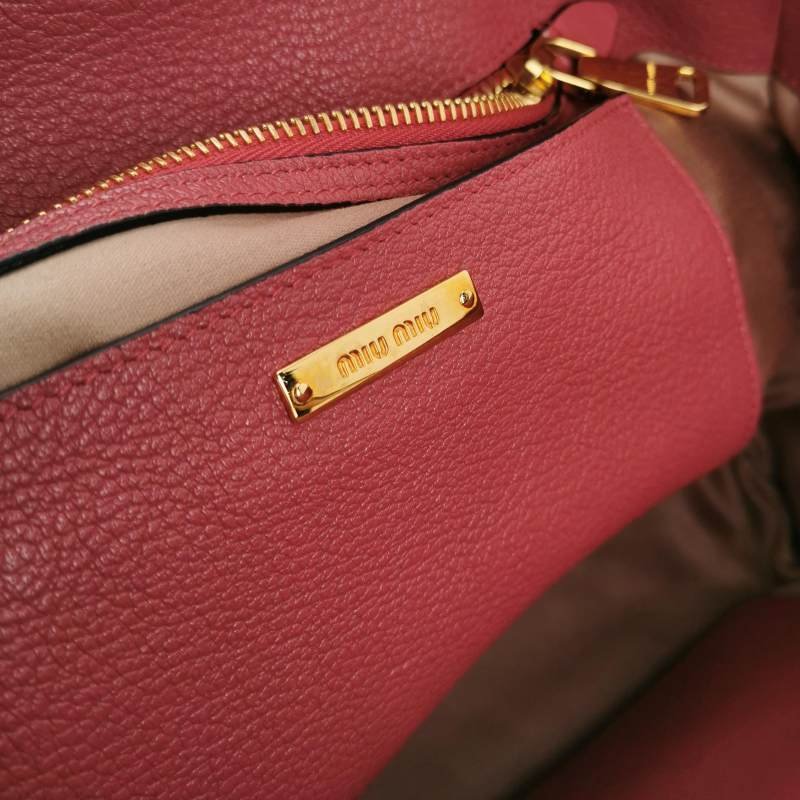 Miu Miu 羊皮 純色 字母 Logo 斜背包-7