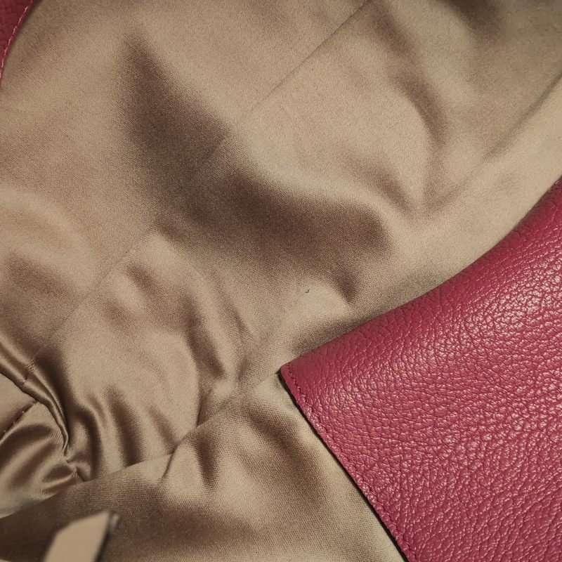 Miu Miu 羊皮 純色 字母 Logo 斜背包-9