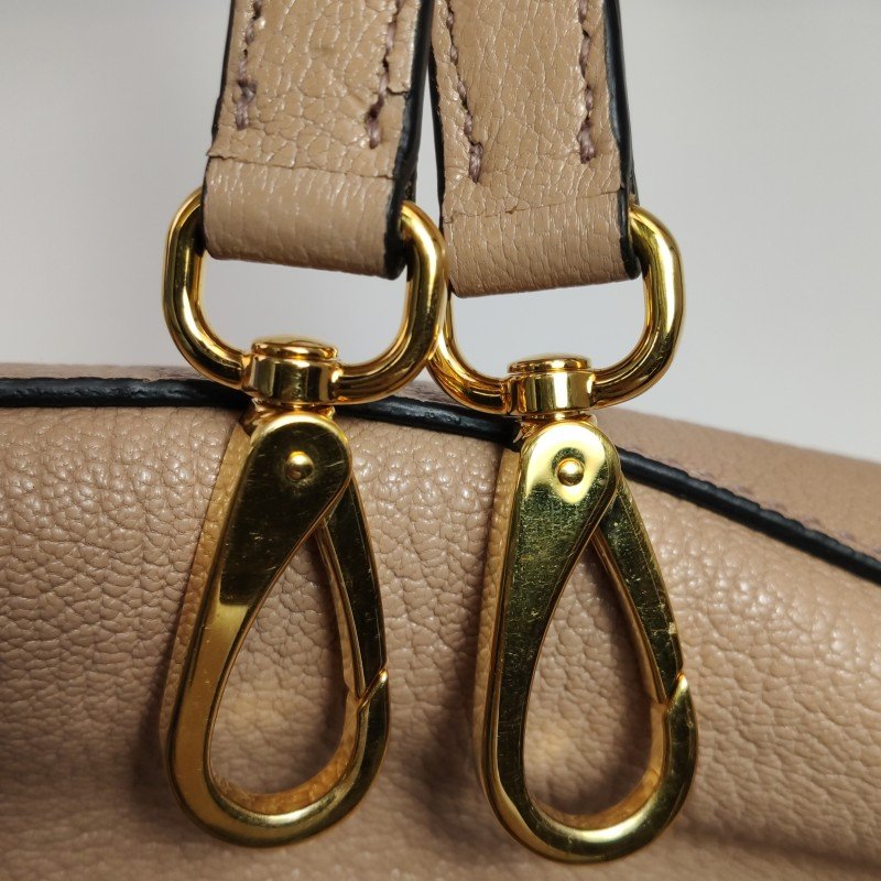 Miu Miu 羊皮 純色 字母 Logo 斜背包-10