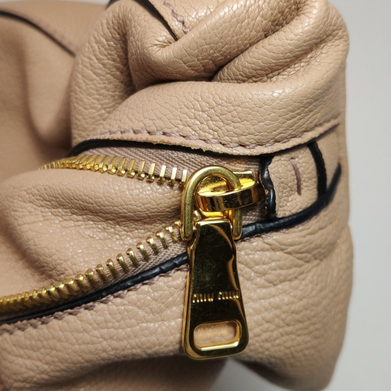 Miu Miu 羊皮 純色 字母 Logo 斜背包-12