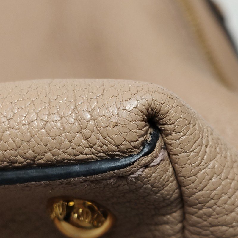 Miu Miu 羊皮 純色 字母 Logo 斜背包-13