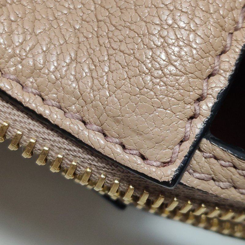 Miu Miu 羊皮 純色 字母 Logo 斜背包-14