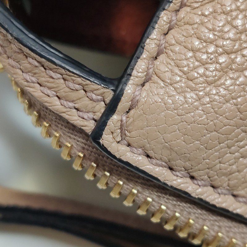 Miu Miu 羊皮 純色 字母 Logo 斜背包-15