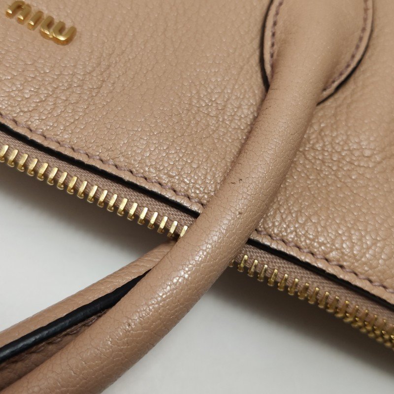 Miu Miu 羊皮 純色 字母 Logo 斜背包-17