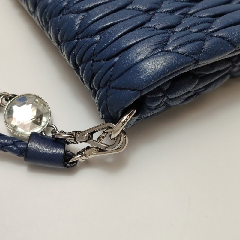 Miu Miu Crystal 系列 羊皮 純色 褶皺 珩縫鑽飾 單肩包-11