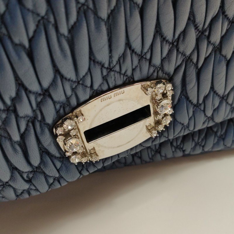 Miu Miu Crystal 系列 羊皮 純色 褶皺 珩縫鑽飾 單肩包-12