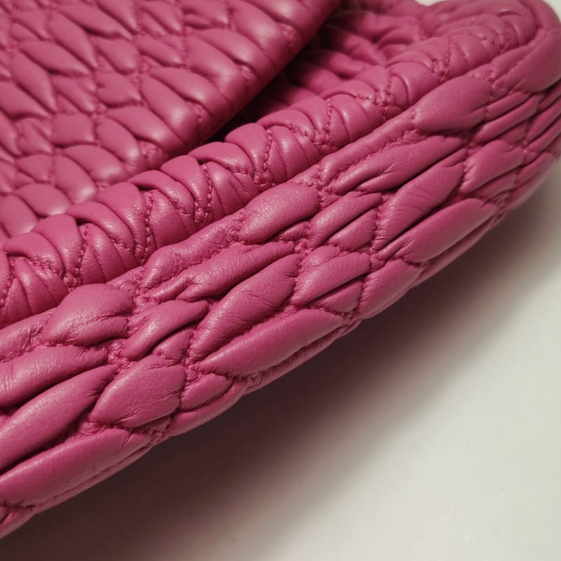 Miu Miu Crystal 系列 羊皮 純色 褶皺 珩縫鑽飾 單肩包-21