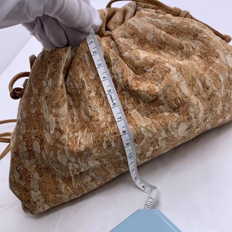 葆蝶家 bv限量款雲朵斜挎包-4