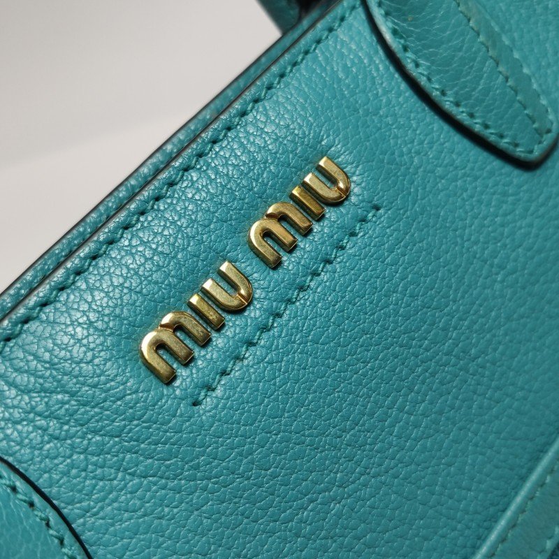 Miu Miu 羊皮 純色 字母 logo 標誌 拉鍊 斜背包 單肩包-21
