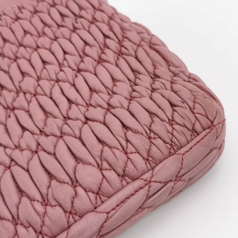 Miu Miu Matelasse 羊皮 純色 褶皺 金屬 旋扣 單肩包-9