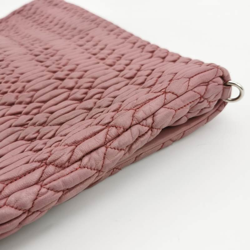 Miu Miu Matelasse 羊皮 純色 褶皺 金屬 旋扣 單肩包-10