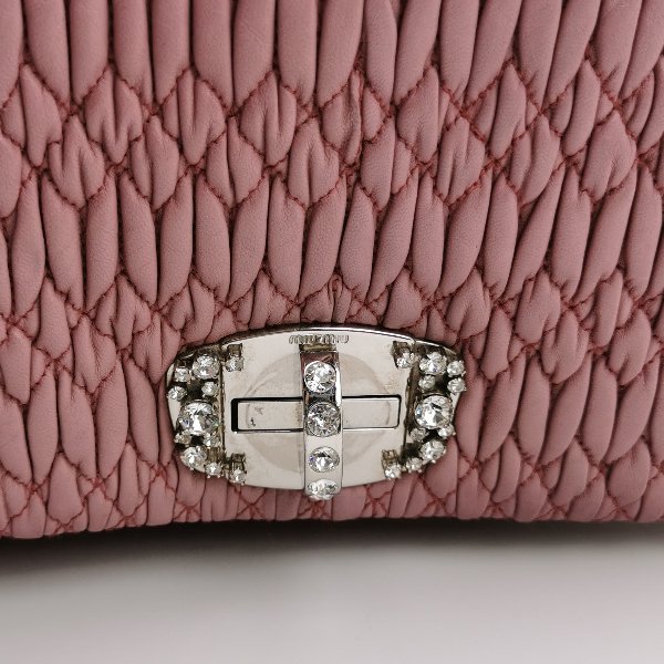 Miu Miu Matelasse 羊皮 純色 褶皺 金屬 旋扣 單肩包-13