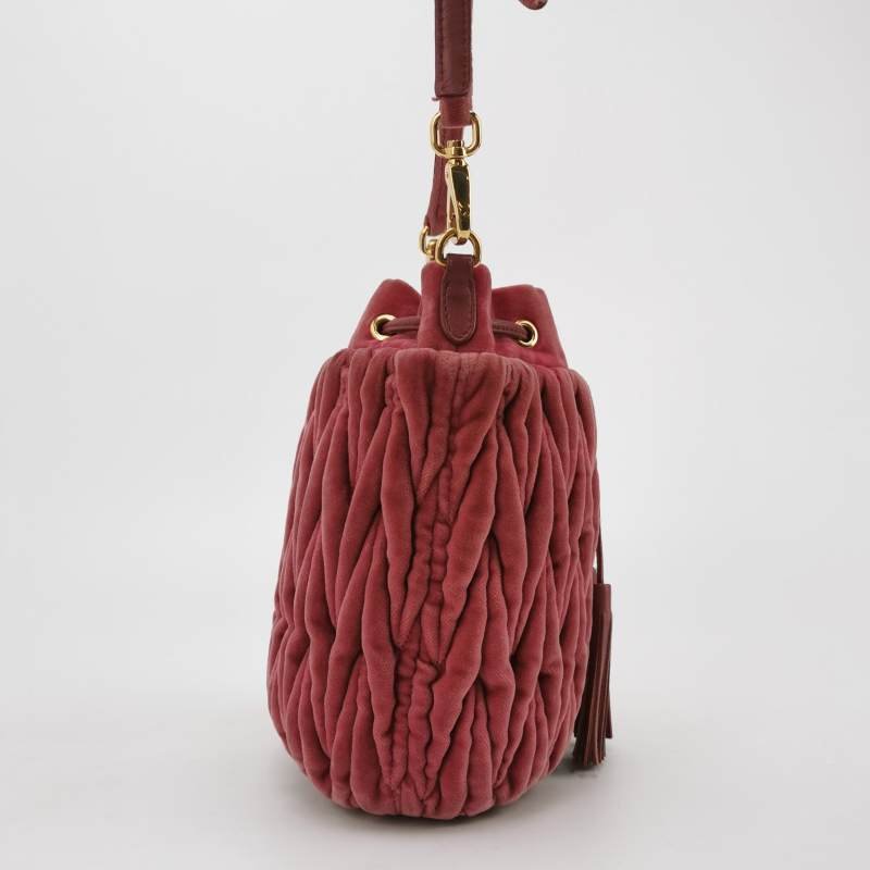 Miu Miu 羊皮 絨布 純色 褶皺 字母 Logo 水桶包 斜背包 肩背包-3