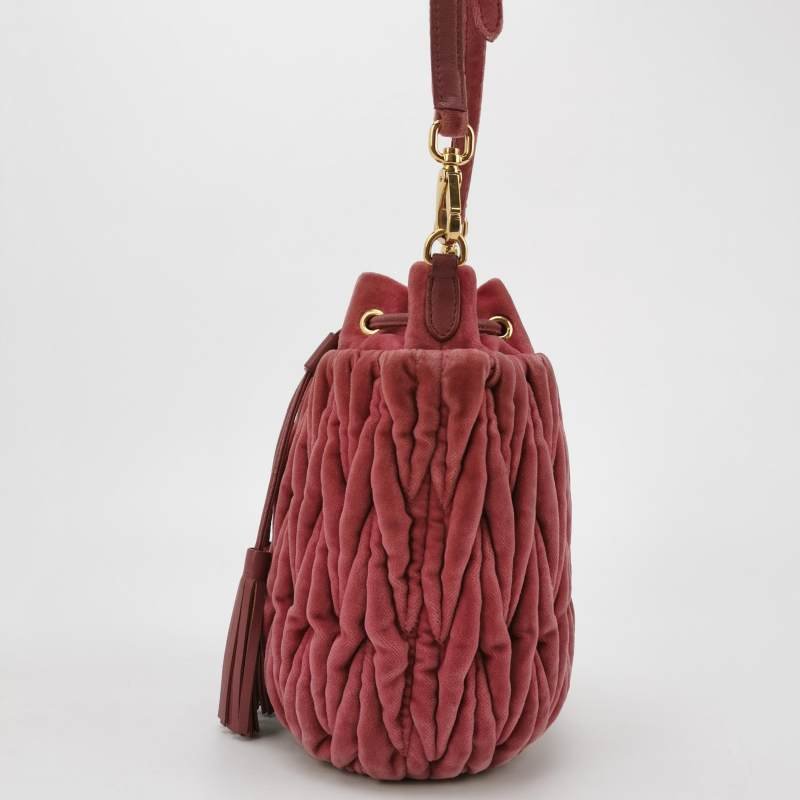 Miu Miu 羊皮 絨布 純色 褶皺 字母 Logo 水桶包 斜背包 肩背包-4