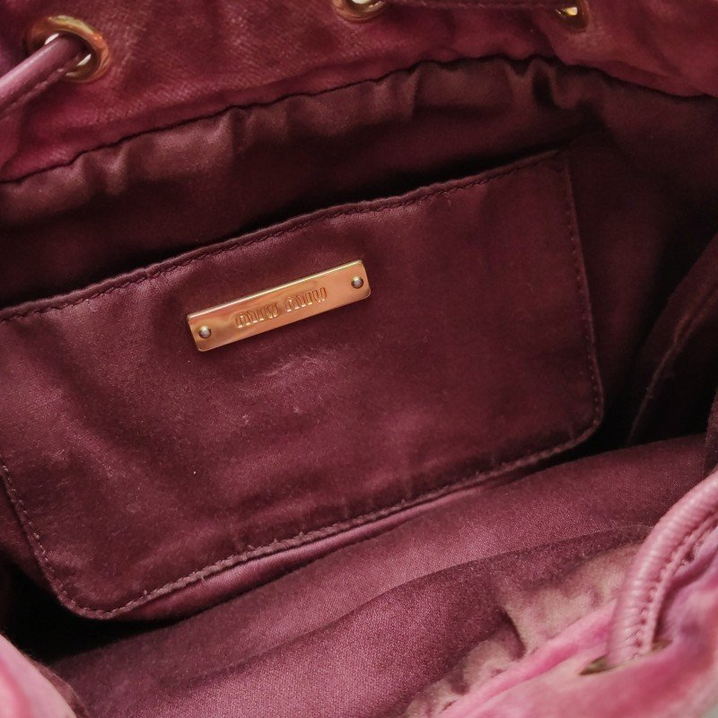 Miu Miu 羊皮 絨布 純色 褶皺 字母 Logo 水桶包 斜背包 肩背包-9