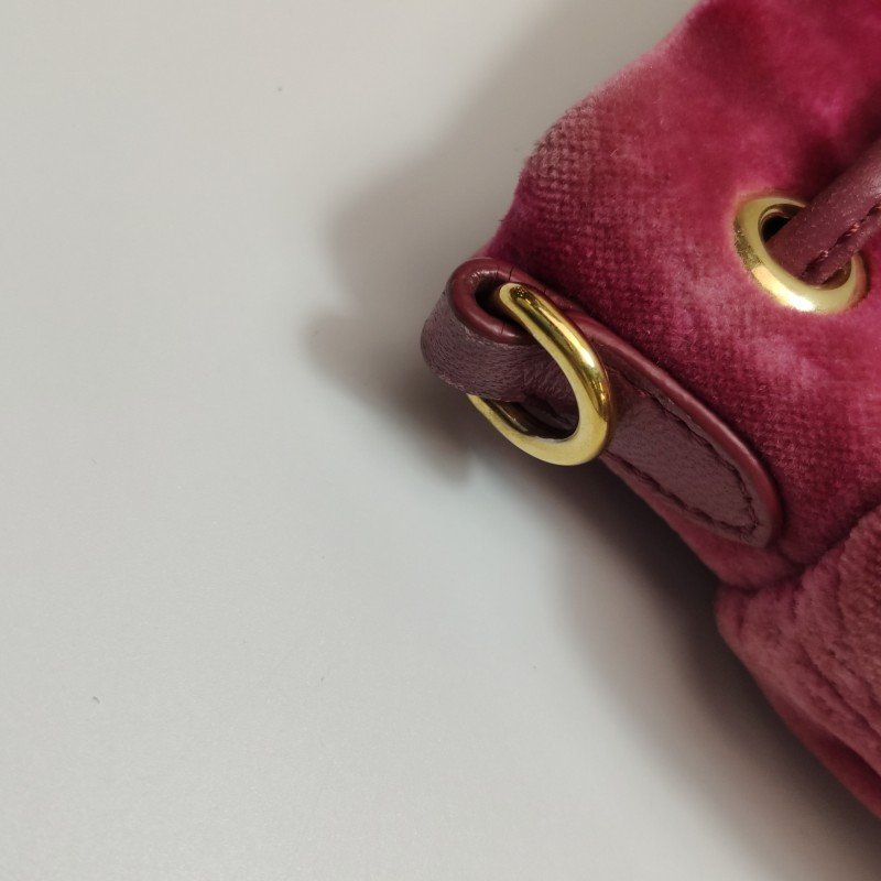 Miu Miu 羊皮 絨布 純色 褶皺 字母 Logo 水桶包 斜背包 肩背包-10
