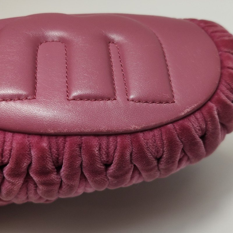 Miu Miu 羊皮 絨布 純色 褶皺 字母 Logo 水桶包 斜背包 肩背包-11