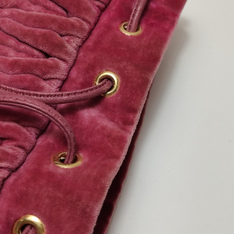 Miu Miu 羊皮 絨布 純色 褶皺 字母 Logo 水桶包 斜背包 肩背包-12