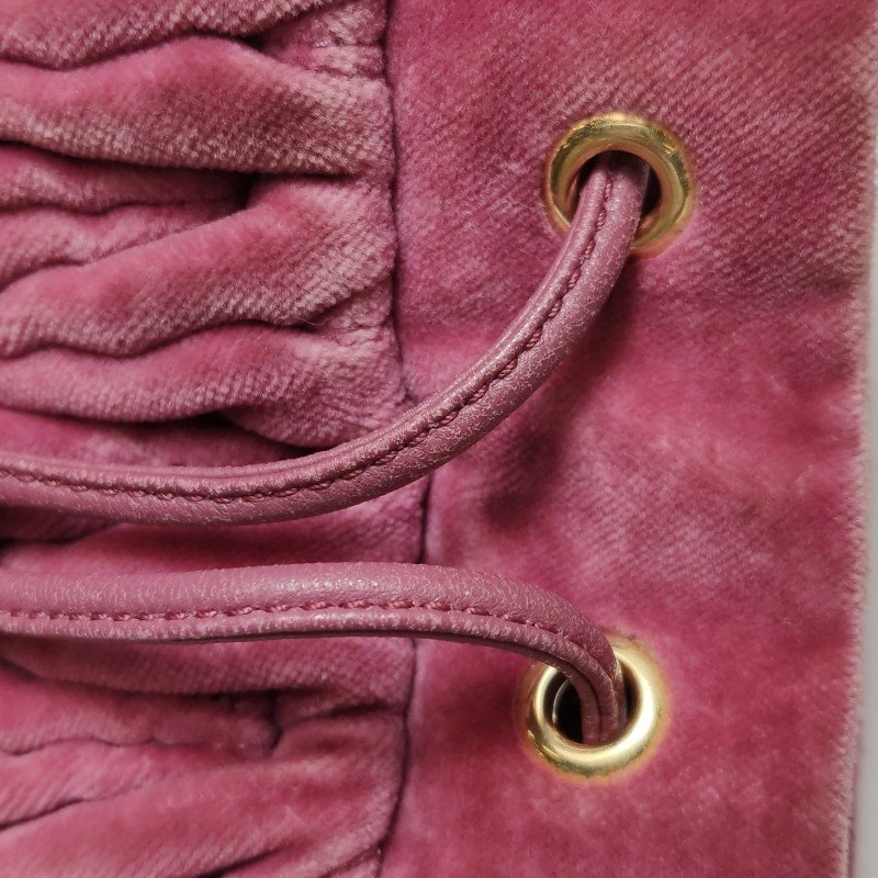 Miu Miu 羊皮 絨布 純色 褶皺 字母 Logo 水桶包 斜背包 肩背包-13