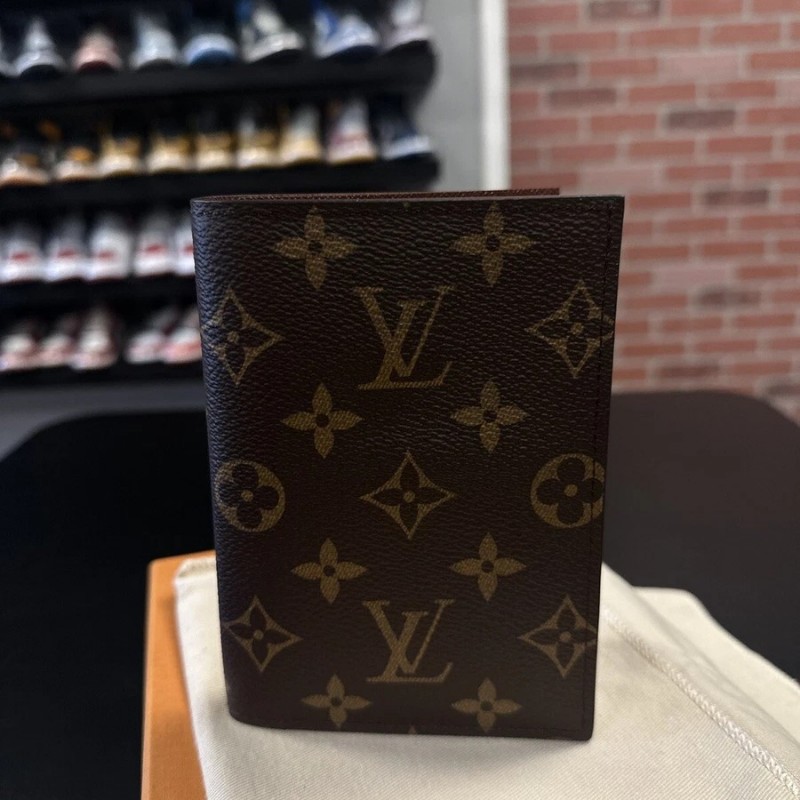 全新 LV Louis Vuitton 棕色 經典帆布護照夾   M64502-4