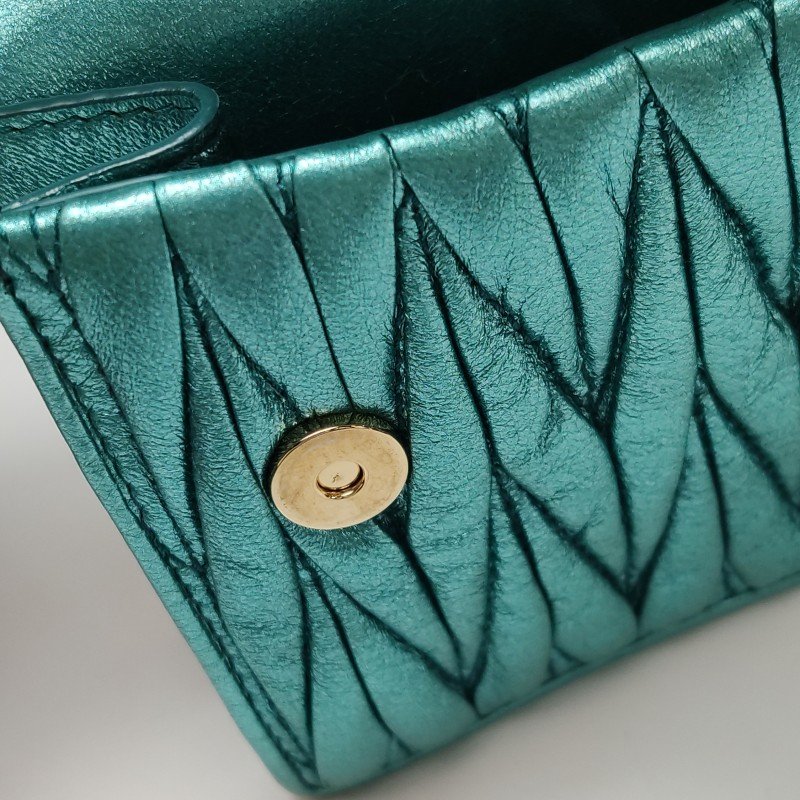 Miu Miu 羊皮 純色 褶皺 水鑽扣 斜背包 單肩包-11