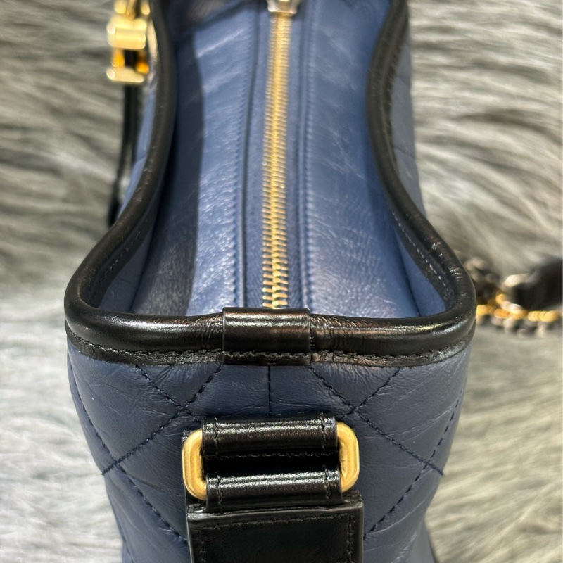CHANEL A91810 gabrielle HOBO 20公分 缺貨款 黑色 藍色 雙色 撞色 流浪包 斜背包 肩背包 側背包-4