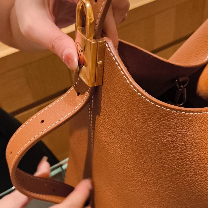 全新 LV Low Key Hobo PM 焦糖琥珀色手提肩背包 鎖頭包 M25354-3