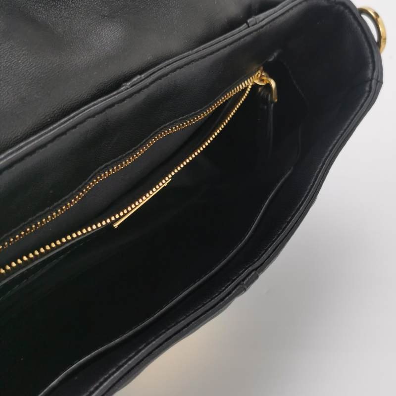 Miu Miu 羊皮 純色 絎縫 金屬扣環 斜挎包 單肩包-6