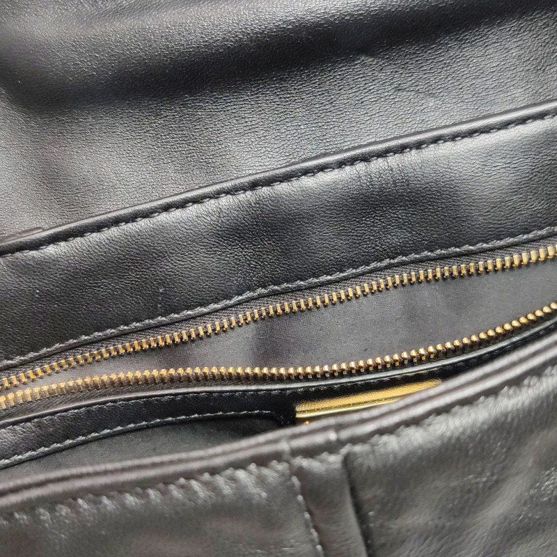 Miu Miu 羊皮 純色 絎縫 金屬扣環 斜挎包 單肩包-8