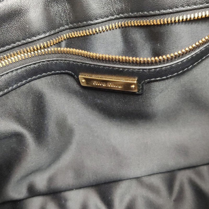 Miu Miu 羊皮 純色 絎縫 金屬扣環 斜挎包 單肩包-11