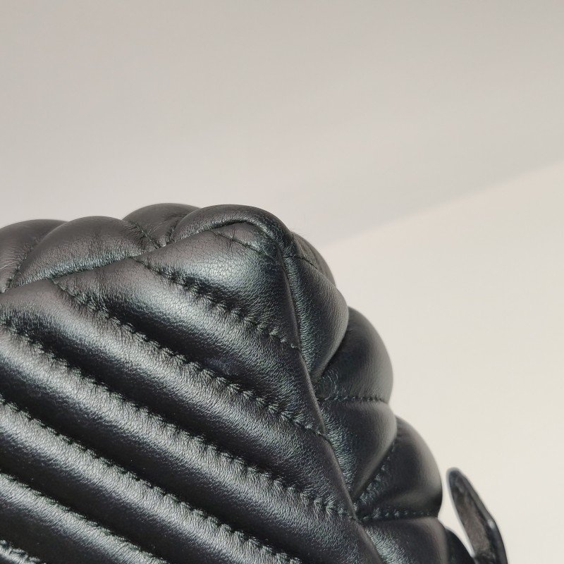 Miu Miu 羊皮 純色 絎縫 金屬扣環 斜挎包 單肩包-15