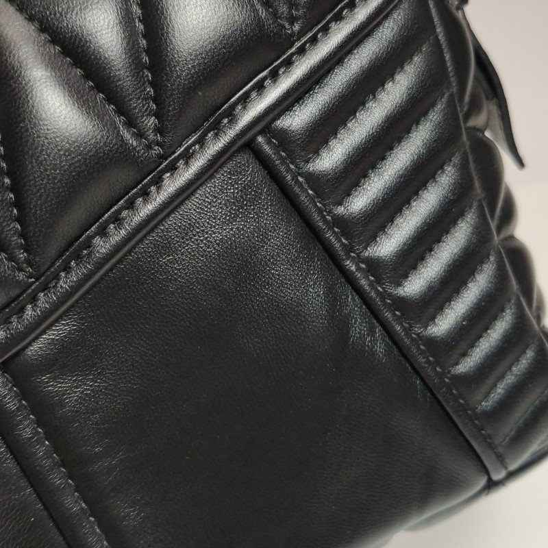 Miu Miu 羊皮 純色 絎縫 金屬扣環 斜挎包 單肩包-18