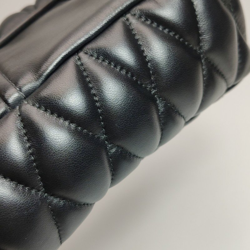 Miu Miu 羊皮 純色 絎縫 金屬扣環 斜挎包 單肩包-19