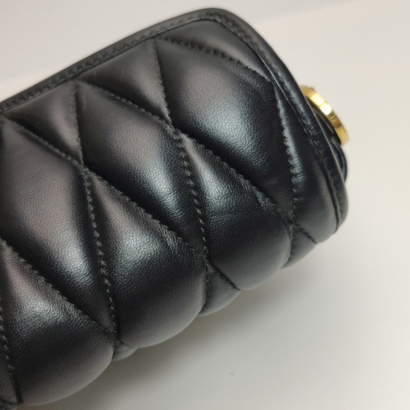 Miu Miu 羊皮 純色 絎縫 金屬扣環 斜挎包 單肩包-21