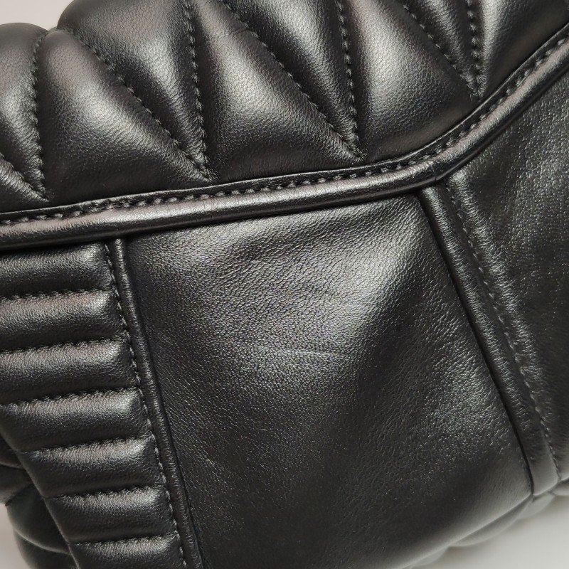 Miu Miu 羊皮 純色 絎縫 金屬扣環 斜挎包 單肩包-24