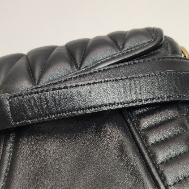 Miu Miu 羊皮 純色 絎縫 金屬扣環 斜挎包 單肩包-25