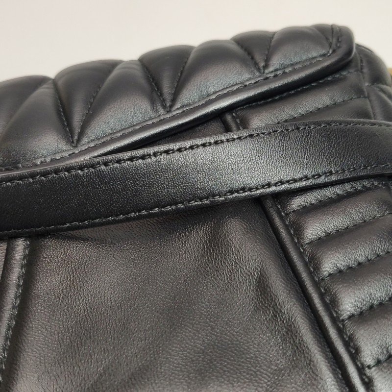 Miu Miu 羊皮 純色 絎縫 金屬扣環 斜挎包 單肩包-26