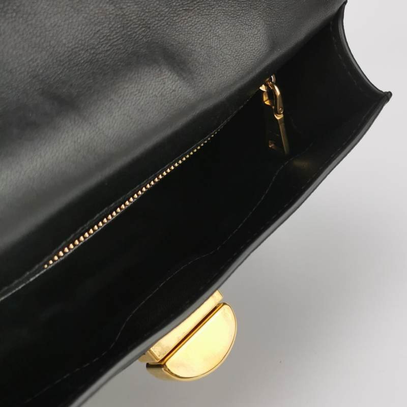 Miu Miu 羊皮 純色 旋扣 翻蓋 斜背包 單肩包-6