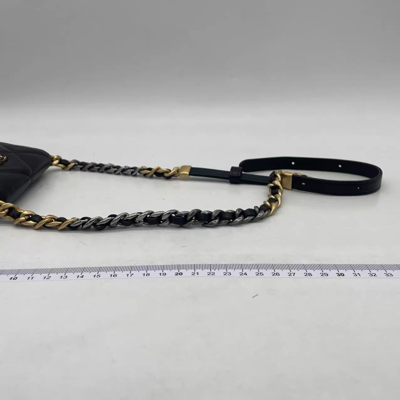Chanel 迷你斜揹小羊皮手袋-12