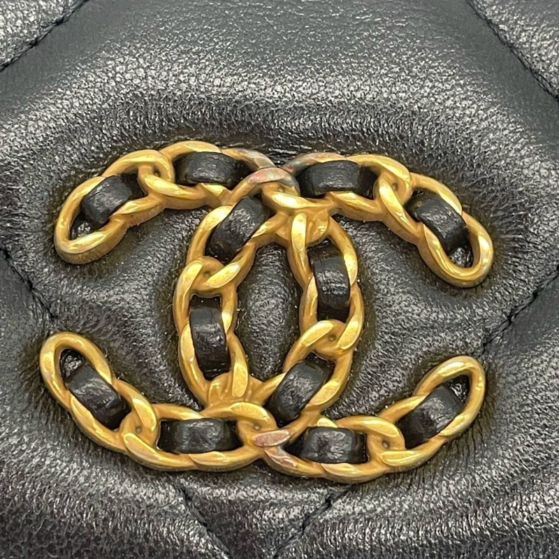 Chanel 迷你斜揹小羊皮手袋-23