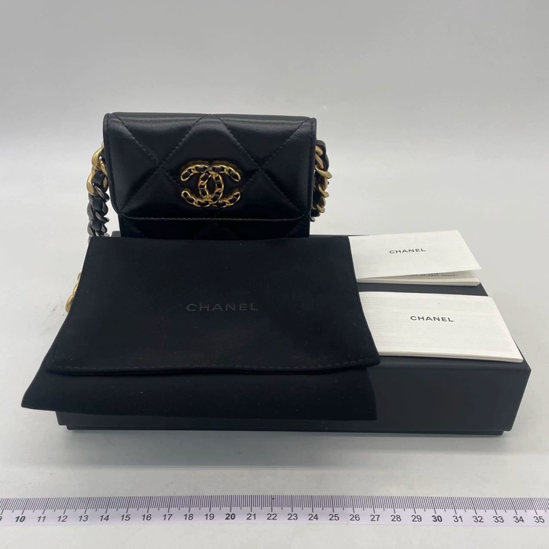 Chanel 迷你斜揹小羊皮手袋-26