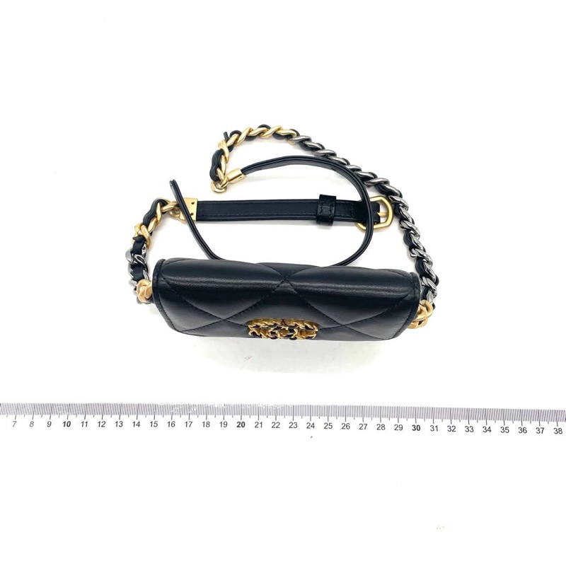 Chanel 迷你斜揹小羊皮手袋-30