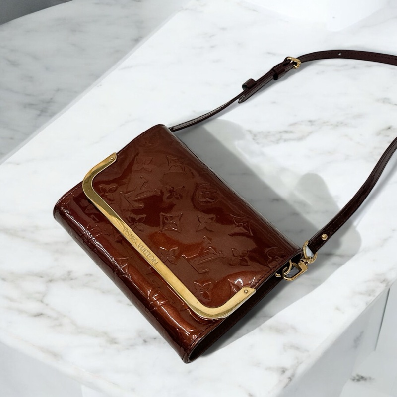 莉亞精品♡ LV 漆皮斜背包 二手美包-0