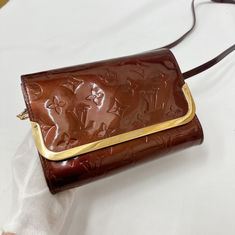 莉亞精品♡ LV 漆皮斜背包 二手美包-2