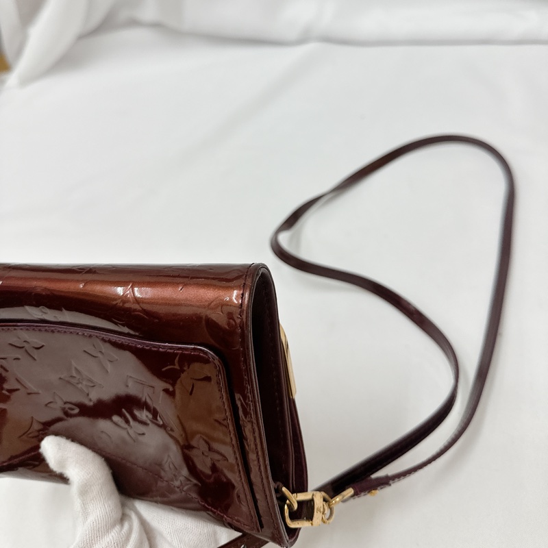 莉亞精品♡ LV 漆皮斜背包 二手美包-11