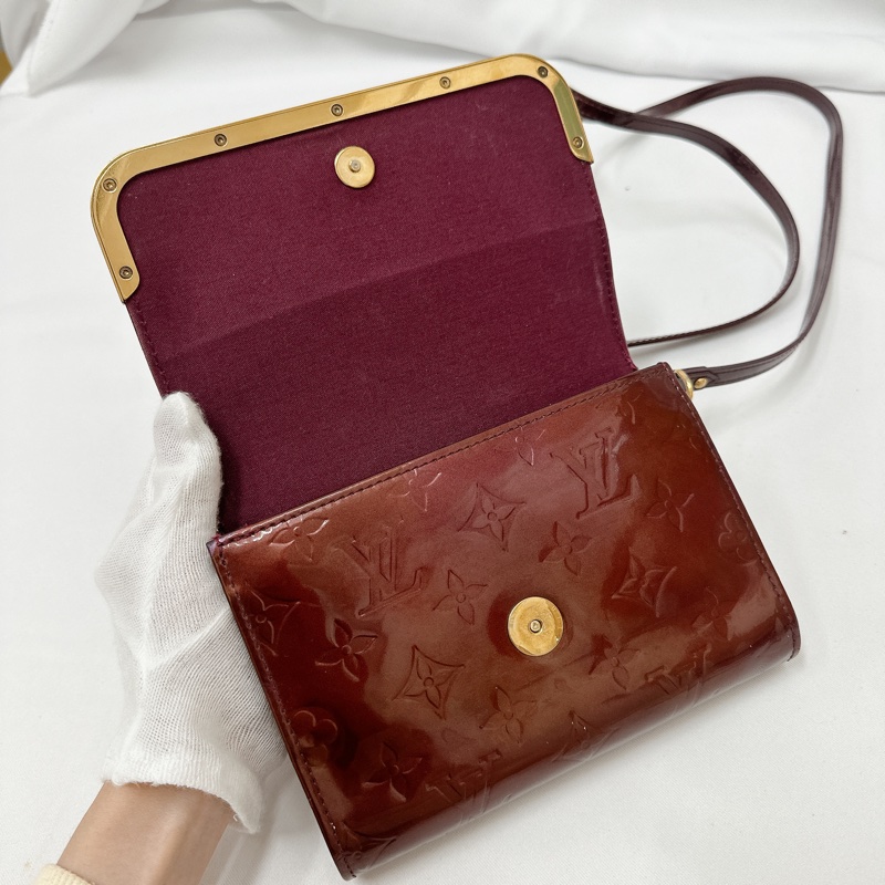 莉亞精品♡ LV 漆皮斜背包 二手美包-12